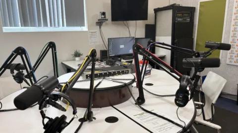 Micros et casques installés dans un studio de podcast