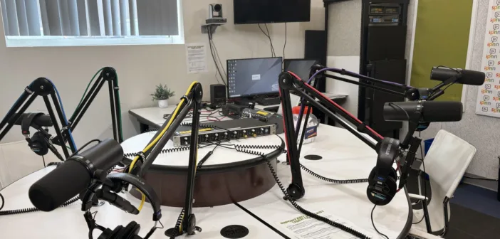 Micros et casques installés dans un studio de podcast