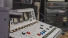 Studio de radio avec console de mixage et micro pour la mise en onde