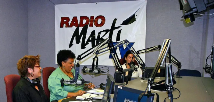 Studio de radio en self-op avec sa console de mise en onde, son micro et ses ecrans