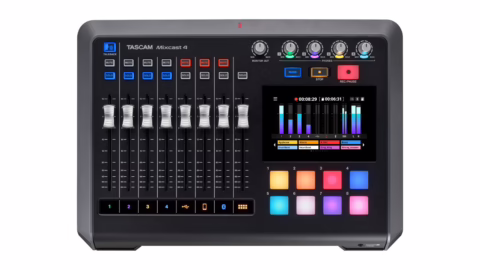 La station de podcast Tascam Mixcast 4 vue de dessus : faders, écran tactile et pads