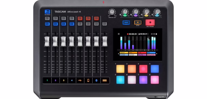 La station de podcast Tascam Mixcast 4 vue de dessus : faders, écran tactile et pads