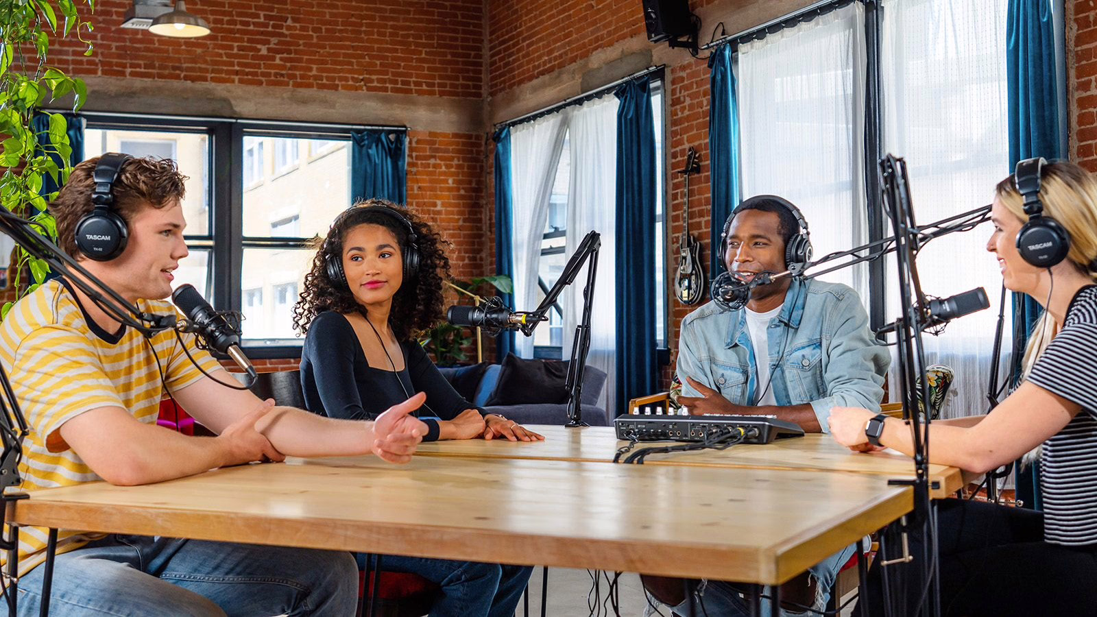 Une table ronde de podcast enregistrée sur la Tascam Mixcast 4 avec quatre participants
