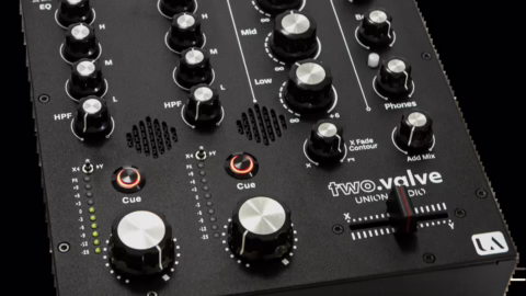 Le mixer rotatif à lampes Union Audio two.valve en vue trois quarts, avec ses VU-mètres à lampes et son crossfader Innofader