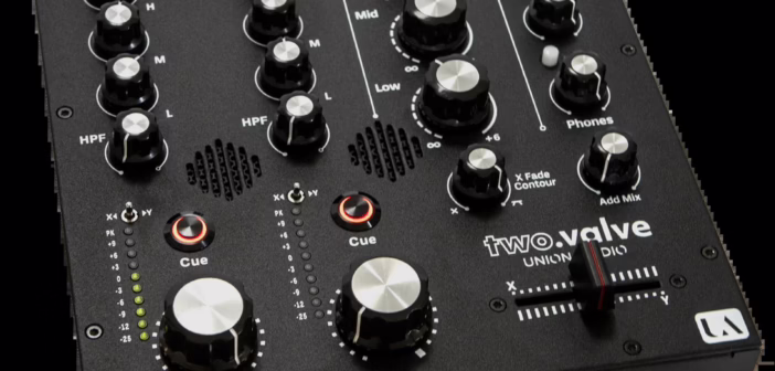 Le mixer rotatif à lampes Union Audio two.valve en vue trois quarts, avec ses VU-mètres à lampes et son crossfader Innofader