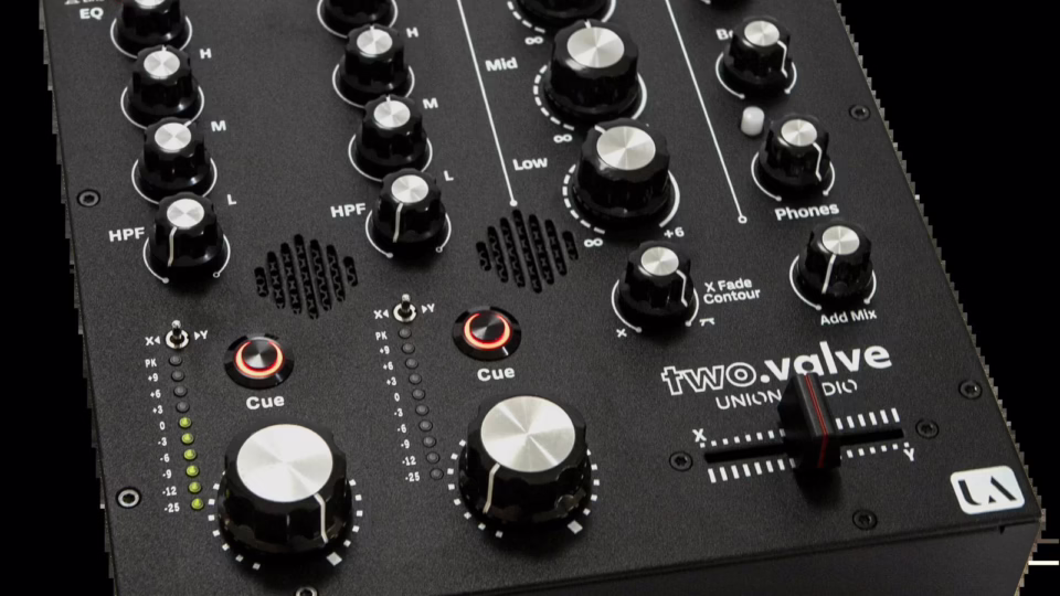 Le mixer rotatif à lampes Union Audio two.valve en vue trois quarts, avec ses VU-mètres à lampes et son crossfader Innofader
