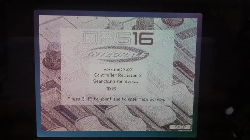 Écran de démarrage de l'Akai DPS16, système 3.02 en recherche de disque