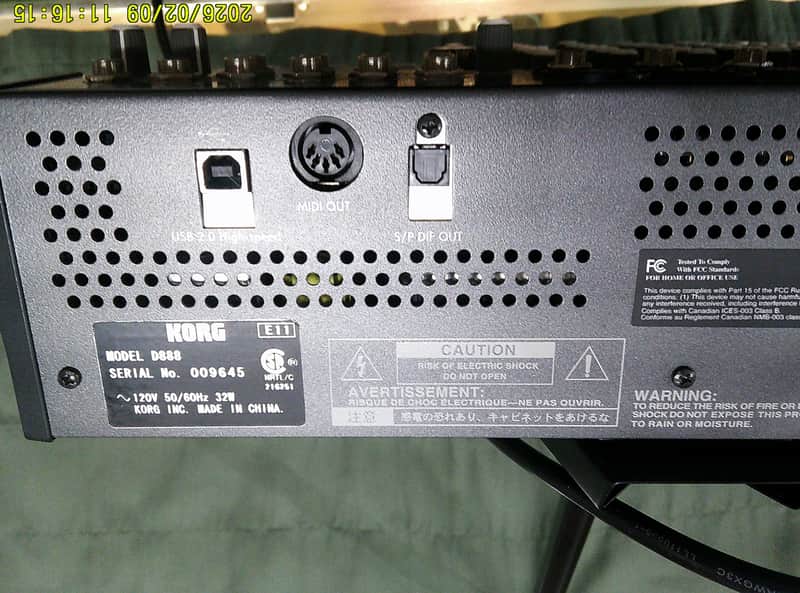 Korg D888 — Face arrière