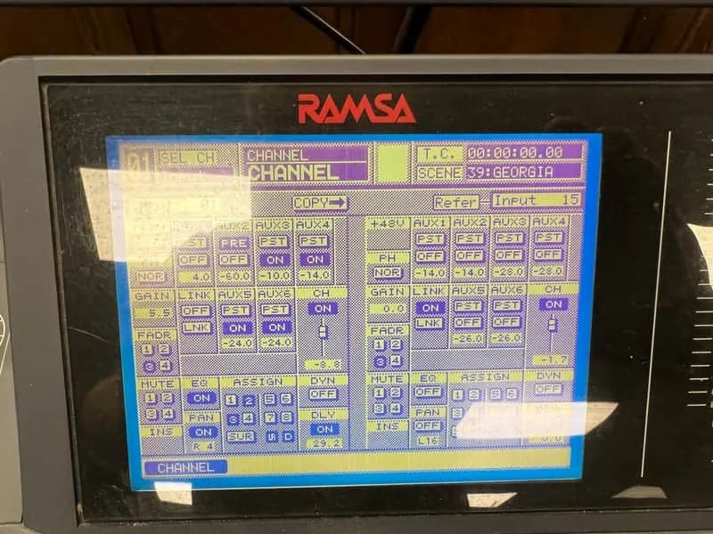 Écran LCD de la WR-DA7, page CHANNEL : préampli, phase, gain, liens, départs AUX 1 à 6, mute, affectation et dynamique de la voie sélectionnée