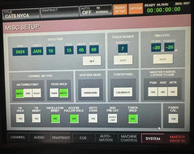 Écran tactile de la DMX-R100, page MISC SETUP du menu SYSTEM : date, sensibilité tactile des faders, point de mesure, mode surround du bus MTR et calibrage