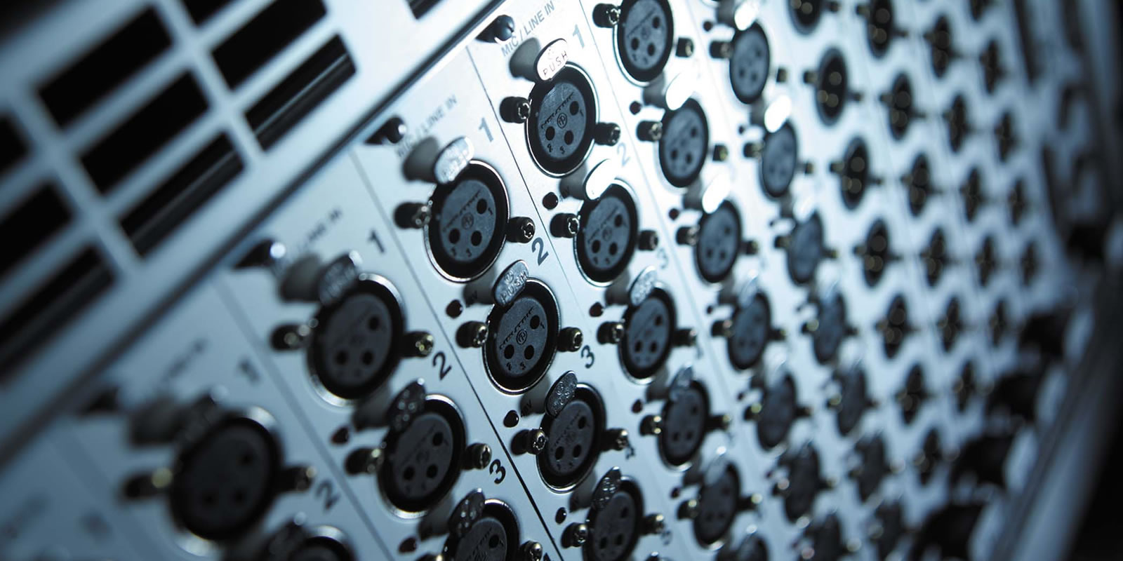Soundcraft Vi6 — Face arrière