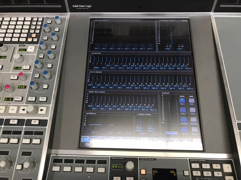 SSL C100 HD — écran tactile central : bus de mixage et Utility