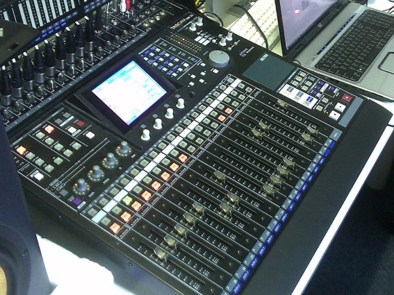 Tascam DM-24