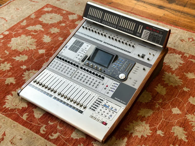 Tascam DM-3200