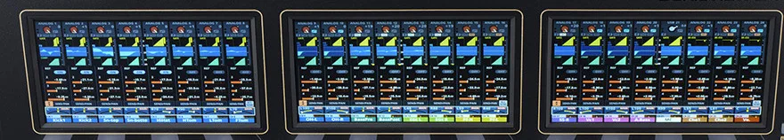 Les trois écrans tactiles 7 pouces affichant l'interface VIEW (voies, EQ, mètres)