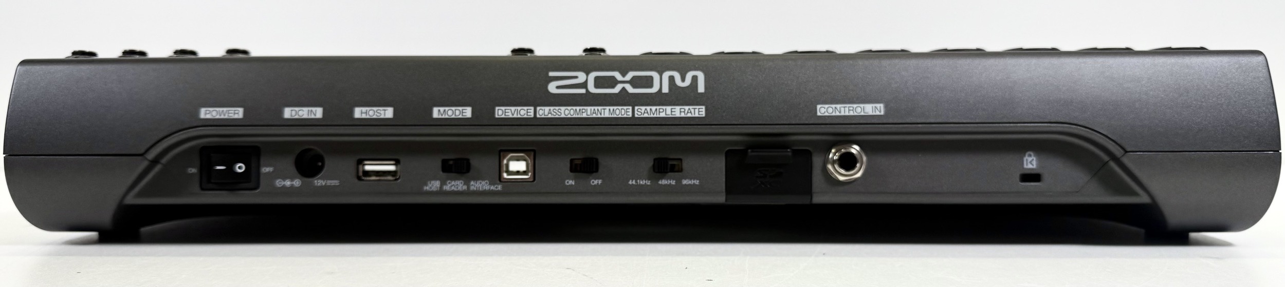 Zoom LiveTrak L-12 — Face arrière